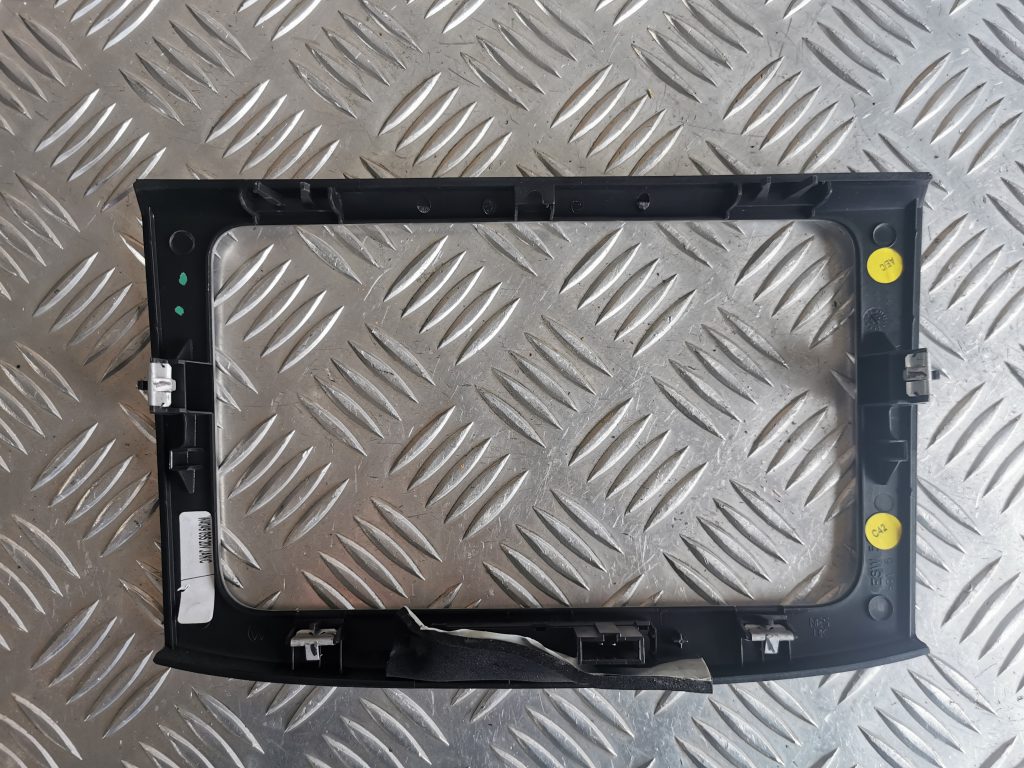 Mērinstrumentu paneļa dekoratīvais rāmis priekš VW PASSAT CC 2009 2 Mērinstrumentu paneļa dekoratīvais rāmis priekš VW PASSAT CC 2009