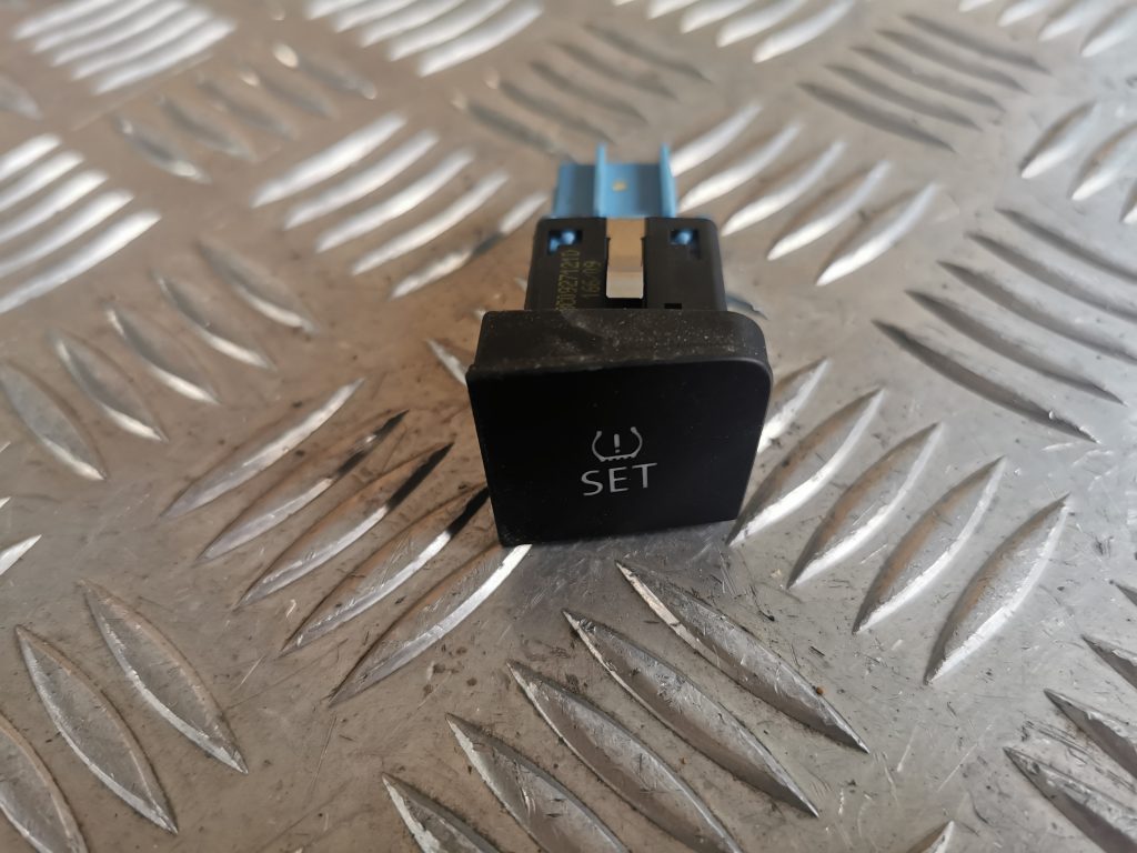 Riepu spiediena kontroles poga priekš VW PASSAT CC 2009 1 Riepu spiediena kontroles poga priekš VW PASSAT CC 2009