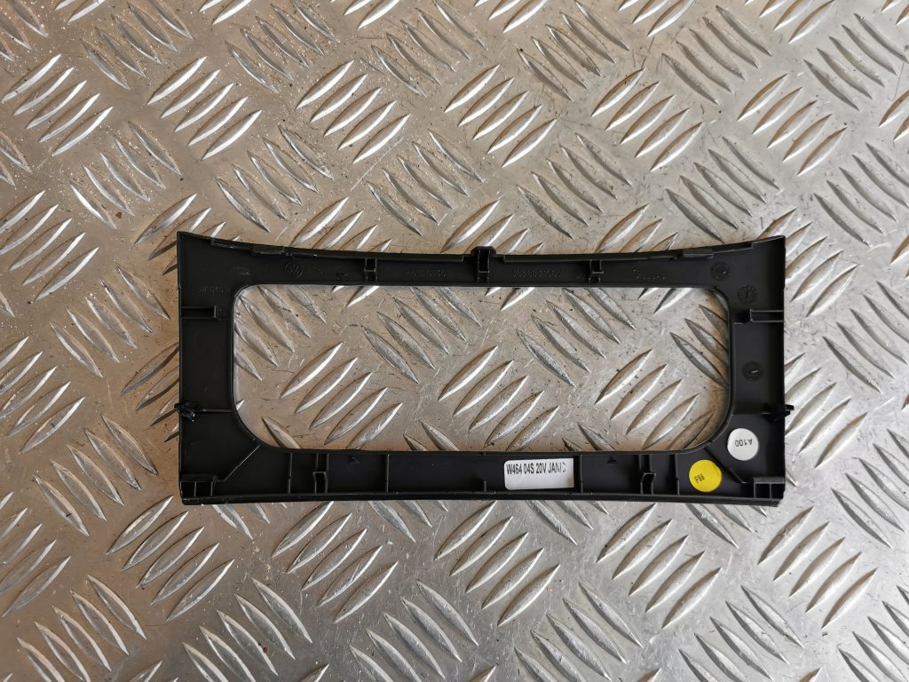 Mērinstrumentu paneļa dekoratīvais rāmis priekš VW PASSAT CC 2009 2 Mērinstrumentu paneļa dekoratīvais rāmis priekš VW PASSAT CC 2009