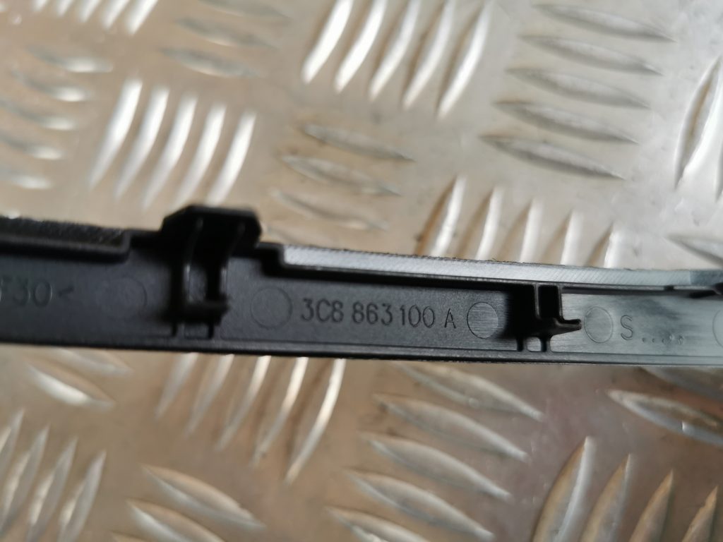 Mērinstrumentu paneļa dekoratīvais rāmis priekš VW PASSAT CC 2009 3 Mērinstrumentu paneļa dekoratīvais rāmis priekš VW PASSAT CC 2009