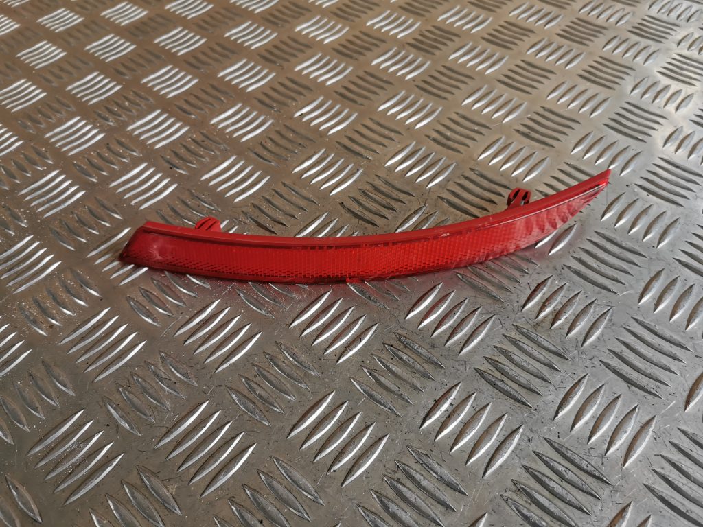 Aizmugurējais atstarotājs priekš VW PASSAT CC 2009 1 Aizmugurējais atstarotājs priekš VW PASSAT CC 2009