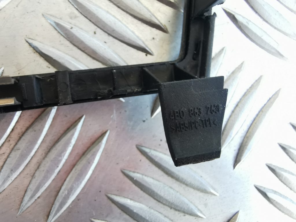 Mērinstrumentu paneļa dekoratīvais rāmis priekš AUDI A6 1998 5 Mērinstrumentu paneļa dekoratīvais rāmis priekš AUDI A6 1998