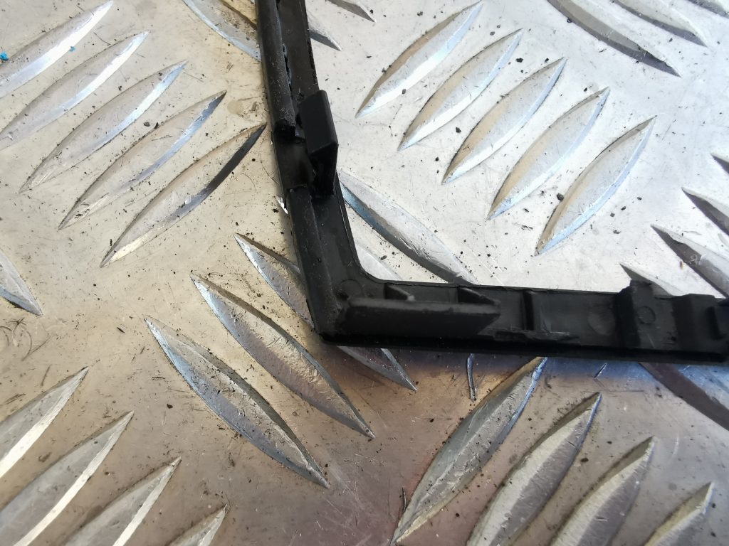 Mērinstrumentu paneļa dekoratīvais rāmis priekš AUDI A6 1998 3 Mērinstrumentu paneļa dekoratīvais rāmis priekš AUDI A6 1998