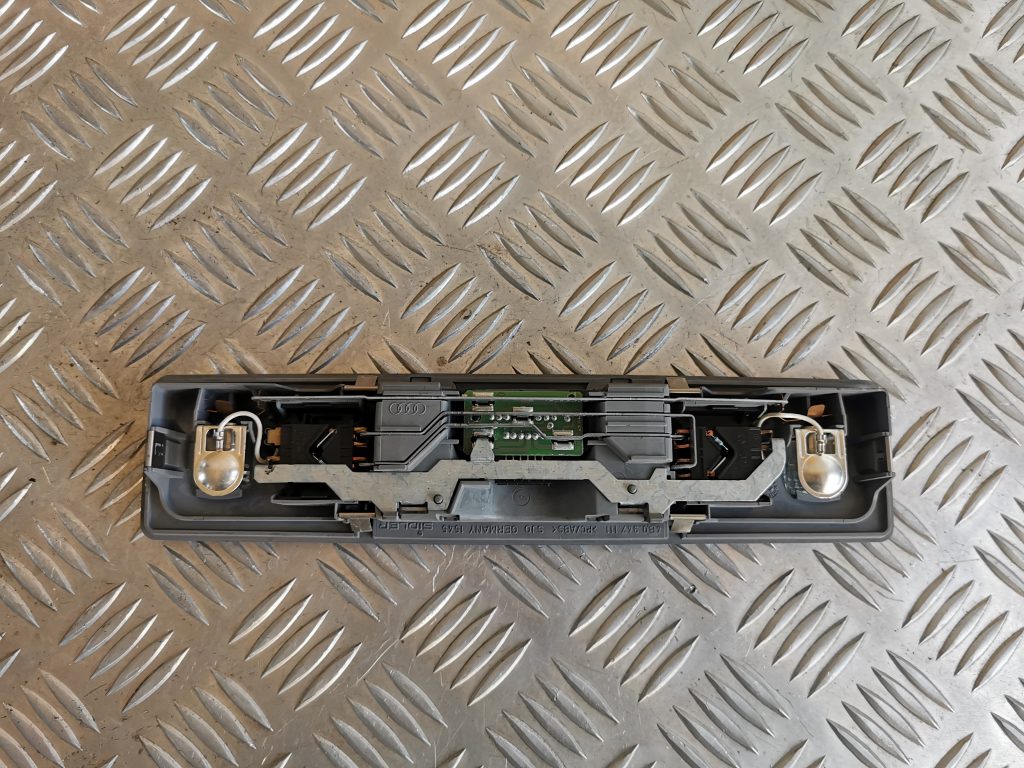 Aizmugurējo sēdvietu apgaismojums priekš AUDI A6 1998 2 Aizmugurējo sēdvietu apgaismojums priekš AUDI A6 1998