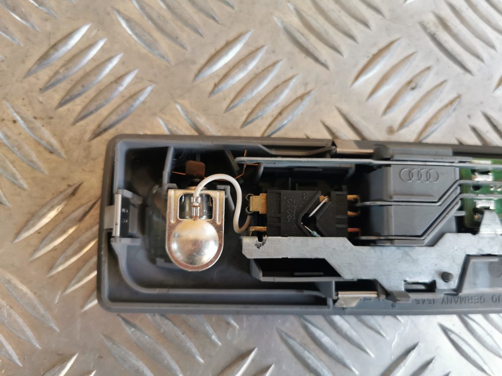 Aizmugurējo sēdvietu apgaismojums priekš AUDI A6 1998 3 Aizmugurējo sēdvietu apgaismojums priekš AUDI A6 1998