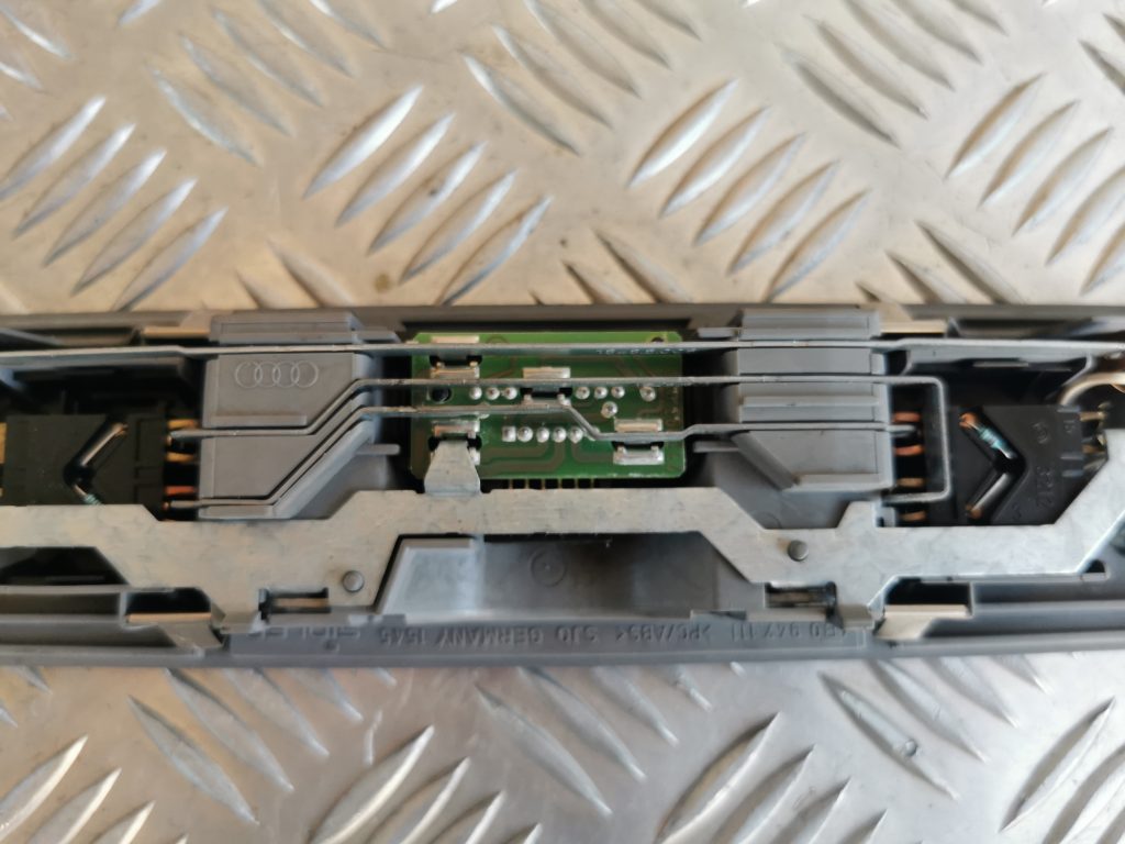 Aizmugurējo sēdvietu apgaismojums priekš AUDI A6 1998 4 Aizmugurējo sēdvietu apgaismojums priekš AUDI A6 1998