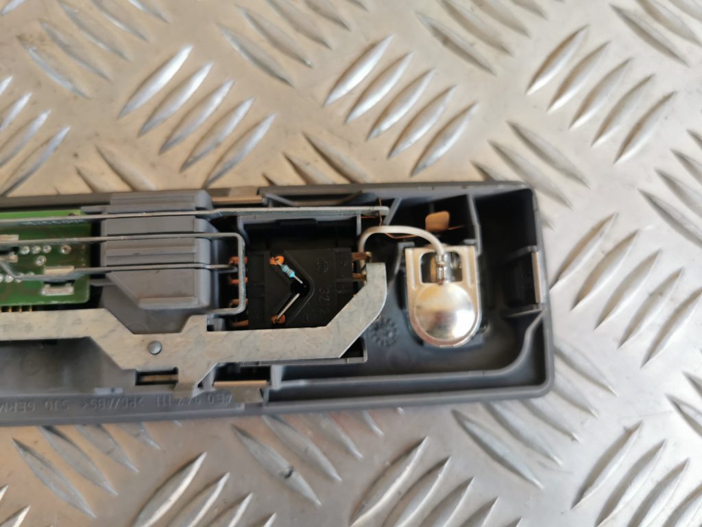 Aizmugurējo sēdvietu apgaismojums priekš AUDI A6 1998 5 Aizmugurējo sēdvietu apgaismojums priekš AUDI A6 1998