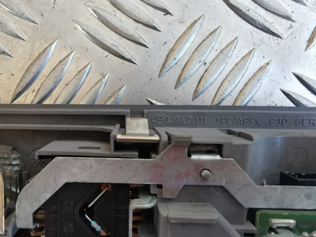 Aizmugurējo sēdvietu apgaismojums priekš AUDI A6 1998 6 Aizmugurējo sēdvietu apgaismojums priekš AUDI A6 1998