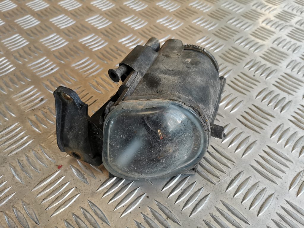 Miglas lukturis priekšā labajā pusē priekš AUDI A6 1998 1 Miglas lukturis priekšā labajā pusē priekš AUDI A6 1998