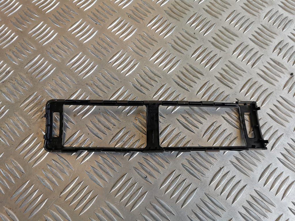 Mērinstrumentu paneļa dekoratīvais rāmis priekš AUDI A6 1998 2 Mērinstrumentu paneļa dekoratīvais rāmis priekš AUDI A6 1998