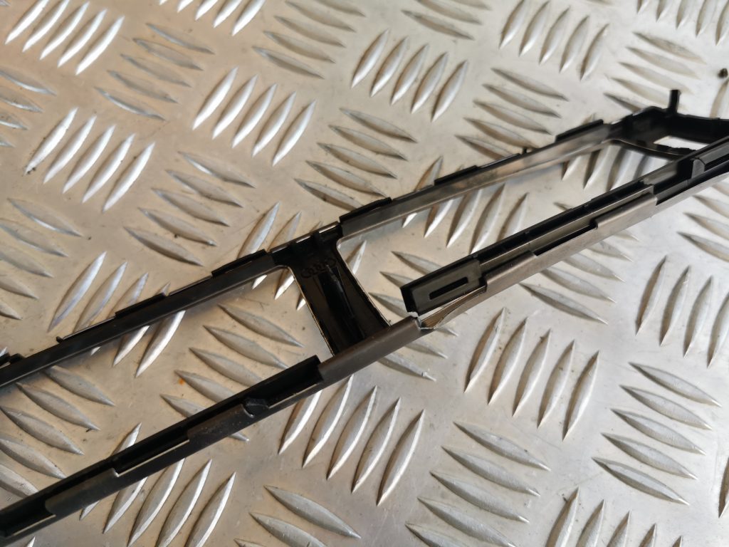 Mērinstrumentu paneļa dekoratīvais rāmis priekš AUDI A6 1998 3 Mērinstrumentu paneļa dekoratīvais rāmis priekš AUDI A6 1998