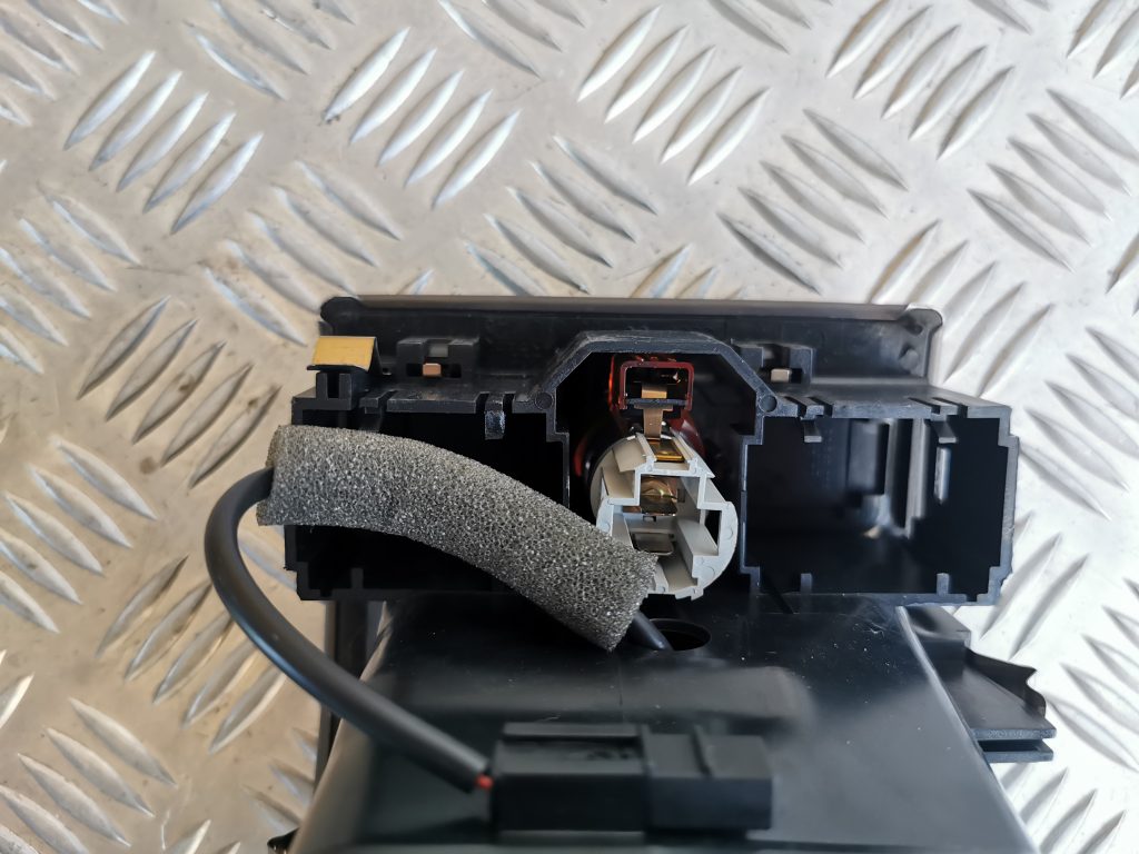 Centrālās konsoles gaisa vads priekš AUDI A6 1998 4 Centrālās konsoles gaisa vads priekš AUDI A6 1998