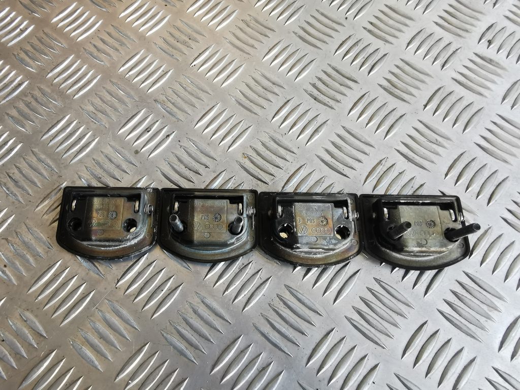 Kravas stiprināšanas eņģe bagāžniekā priekš AUDI A6 1998 2 Kravas stiprināšanas eņģe bagāžniekā priekš AUDI A6 1998