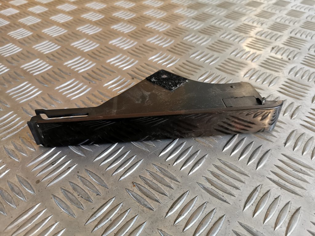 Centrālās konsoles (apdares) sānu panelis priekš AUDI A6 1998 1 Centrālās konsoles (apdares) sānu panelis priekš AUDI A6 1998