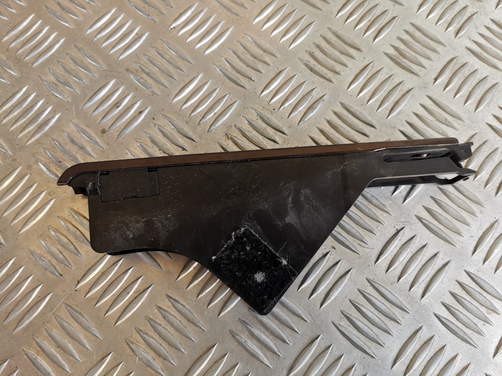 Centrālās konsoles (apdares) sānu panelis priekš AUDI A6 1998 2 Centrālās konsoles (apdares) sānu panelis priekš AUDI A6 1998