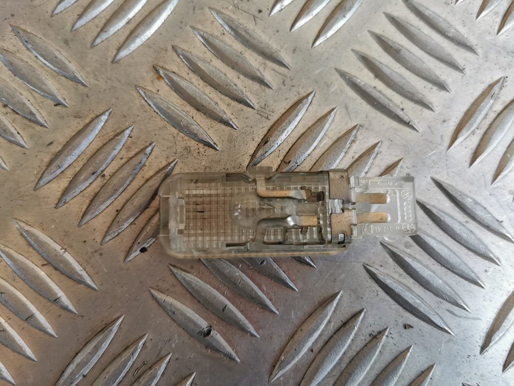 Apgaismojums durvju apdarē priekš AUDI A6 1998 2 Apgaismojums durvju apdarē priekš AUDI A6 1998