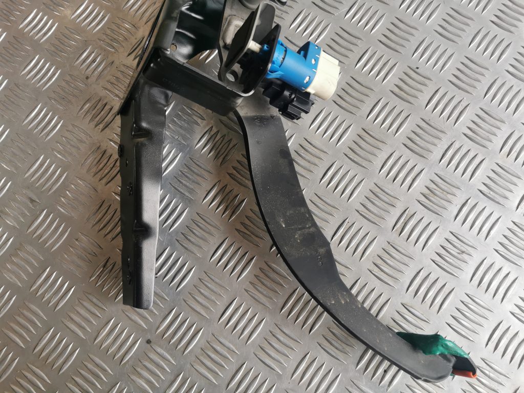 Bremžu pedālis priekš LAND ROVER FREELANDER 2007 3 Bremžu pedālis priekš LAND ROVER FREELANDER 2007