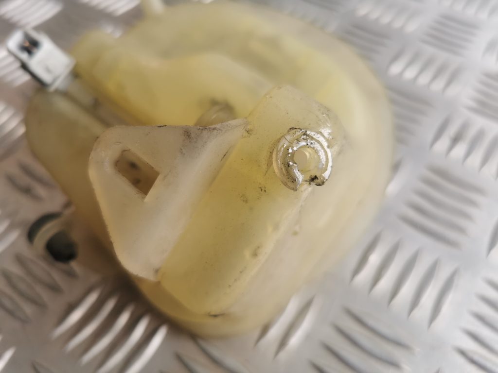 Bremžu šķidruma tvertne priekš AUDI A6 1998 4 Bremžu šķidruma tvertne priekš AUDI A6 1998