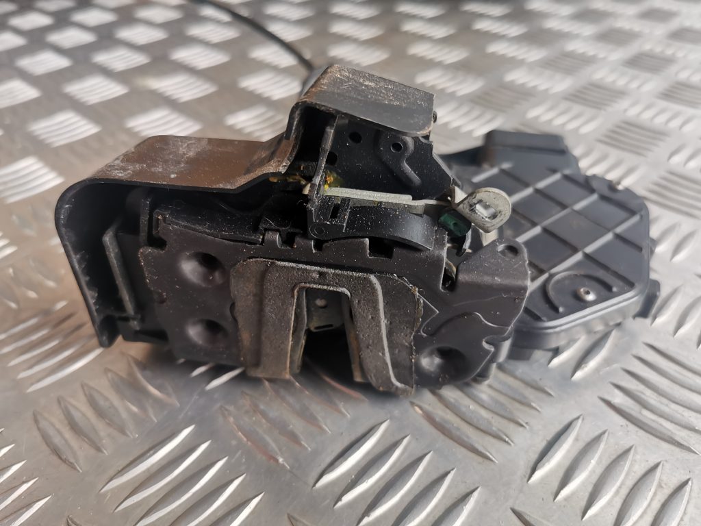 Priekšējo labo durvju slēdzene priekš LAND ROVER FREELANDER 2007 4 Priekšējo labo durvju slēdzene priekš LAND ROVER FREELANDER 2007