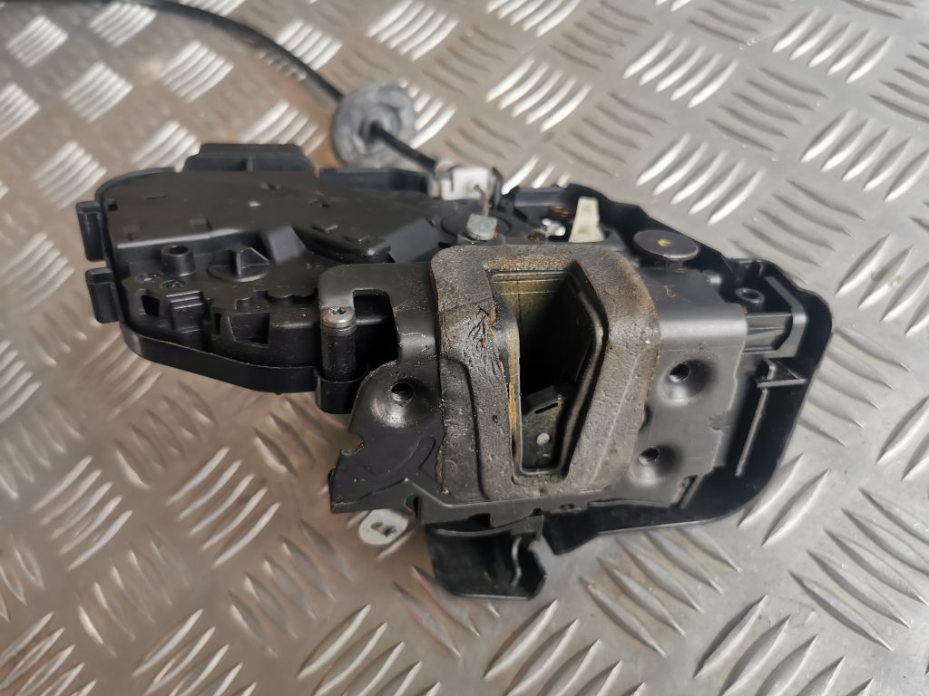 Priekšējo labo durvju slēdzene priekš LAND ROVER FREELANDER 2007 3 Priekšējo labo durvju slēdzene priekš LAND ROVER FREELANDER 2007