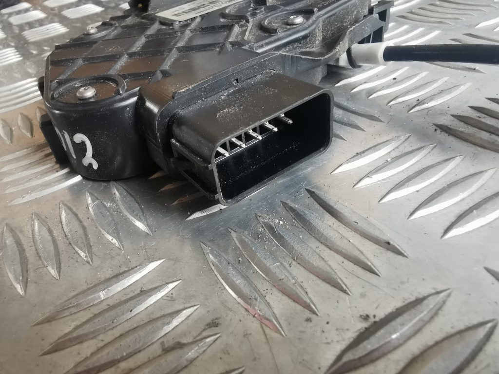 Priekšējo labo durvju slēdzene priekš LAND ROVER FREELANDER 2007 5 Priekšējo labo durvju slēdzene priekš LAND ROVER FREELANDER 2007