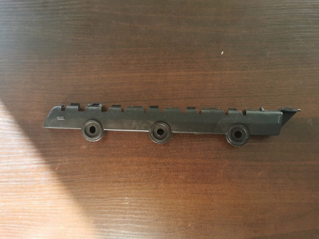 Aizmugurējā spārna un bufera stiprinājums priekš Škoda Fabia 2007-2014 5J6807375 1 Aizmugurējā spārna un bufera stiprinājums priekš Škoda Fabia 2007-2014 5J6807375