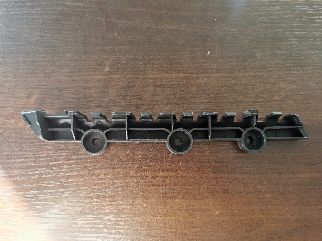 Aizmugurējā spārna un bufera stiprinājums priekš Škoda Fabia 2007-2014 5J6807375 2 Aizmugurējā spārna un bufera stiprinājums priekš Škoda Fabia 2007-2014 5J6807375