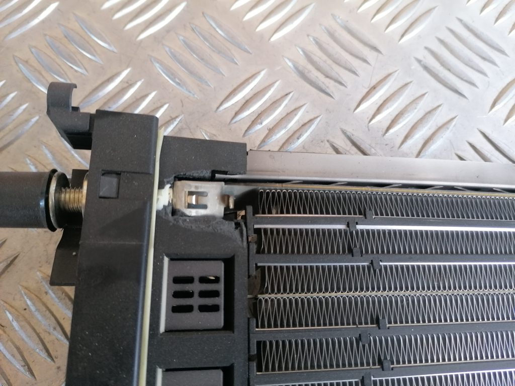 Papildus autonoma elektriskais sildītājs priekš MERCEDES BENZ ML320 2005 BLACK 3 Papildus autonoma elektriskais sildītājs priekš MERCEDES BENZ ML320 2005 BLACK