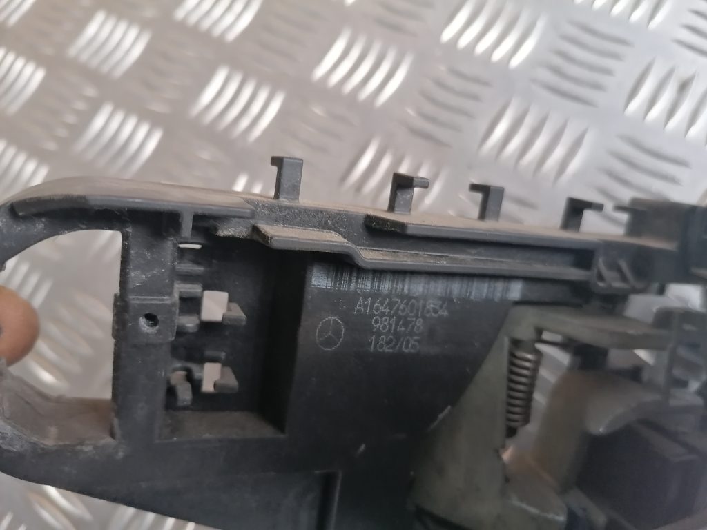 Durvju roktura iekšējais stiprinājums priekš MERCEDES BENZ ML320 2005 BLACK 4 Durvju roktura iekšējais stiprinājums priekš MERCEDES BENZ ML320 2005 BLACK