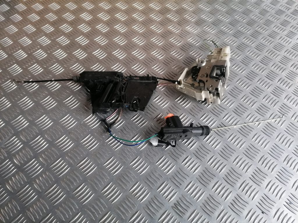 Priekšējo labo durvju slēdzene priekš MERCEDES BENZ ML320 2005 BLACK 1 Priekšējo labo durvju slēdzene priekš MERCEDES BENZ ML320 2005 BLACK