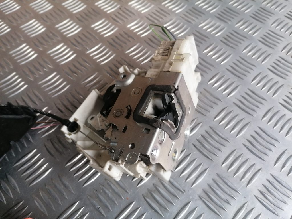 Priekšējo labo durvju slēdzene priekš MERCEDES BENZ ML320 2005 BLACK 3 Priekšējo labo durvju slēdzene priekš MERCEDES BENZ ML320 2005 BLACK