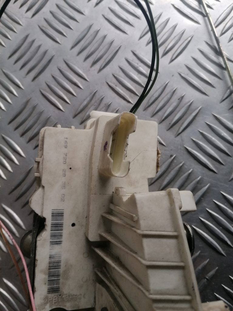 Priekšējo labo durvju slēdzene priekš MERCEDES BENZ ML320 2005 BLACK 4 Priekšējo labo durvju slēdzene priekš MERCEDES BENZ ML320 2005 BLACK