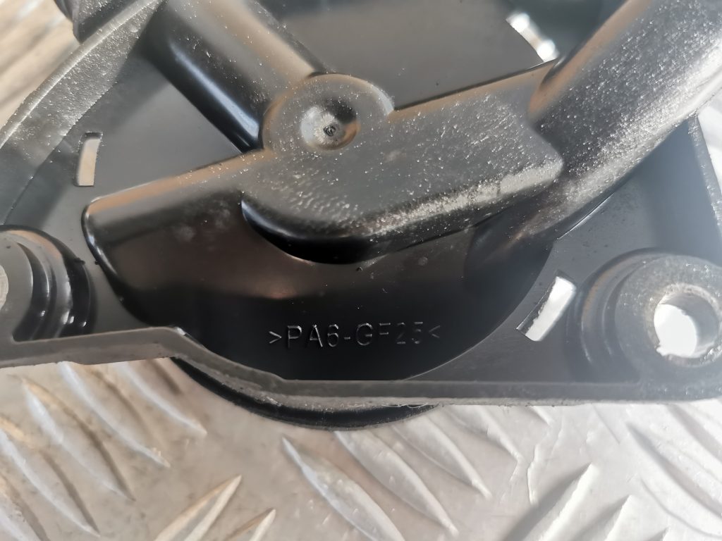 Kartera ventilācijas vārsts priekš MERCEDES BENZ ML320 2005 BLACK 4 Kartera ventilācijas vārsts priekš MERCEDES BENZ ML320 2005 BLACK