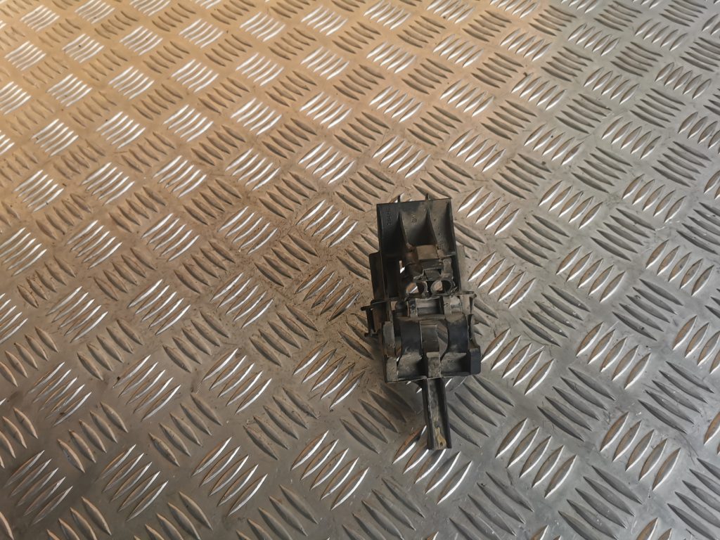 Priekšējas bremžu caurules stiprinājums priekš MERCEDES BENZ ML320 2005 BLACK 1 Priekšējas bremžu caurules stiprinājums priekš MERCEDES BENZ ML320 2005 BLACK