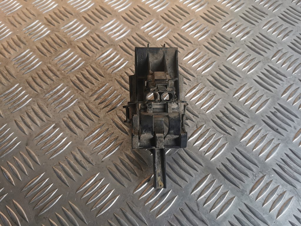 Priekšējas bremžu caurules stiprinājums priekš MERCEDES BENZ ML320 2005 BLACK 2 Priekšējas bremžu caurules stiprinājums priekš MERCEDES BENZ ML320 2005 BLACK