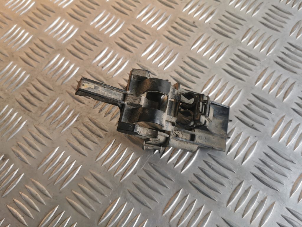 Priekšējas bremžu caurules stiprinājums priekš MERCEDES BENZ ML320 2005 BLACK 3 Priekšējas bremžu caurules stiprinājums priekš MERCEDES BENZ ML320 2005 BLACK