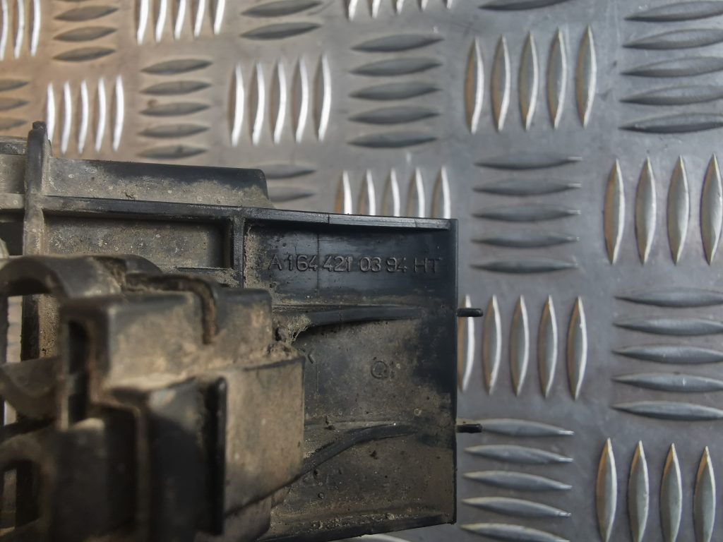 Priekšējas bremžu caurules stiprinājums priekš MERCEDES BENZ ML320 2005 BLACK 5 Priekšējas bremžu caurules stiprinājums priekš MERCEDES BENZ ML320 2005 BLACK