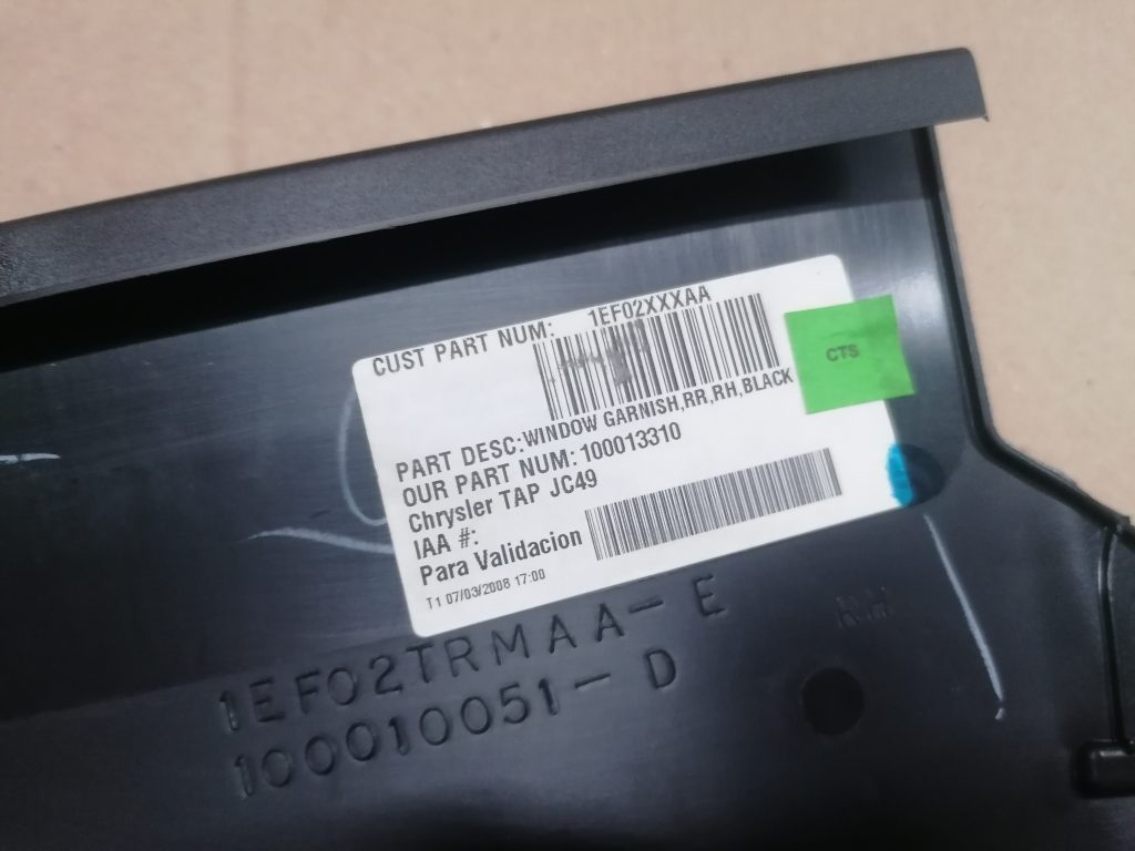 Aizmugurējo labo durvju moldings priekš DODGE JOURNEY 2008 2 Aizmugurējo labo durvju moldings priekš DODGE JOURNEY 2008