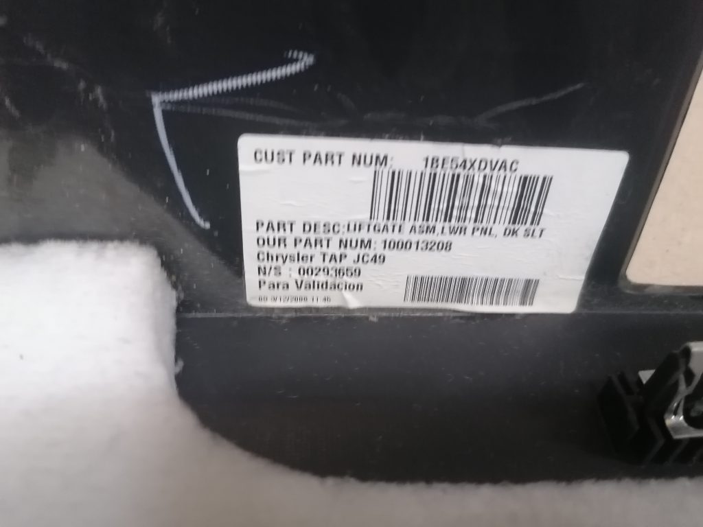 Bagāžnieka vāka liela apdare priekš DODGE JOURNEY 2008 4 Bagāžnieka vāka liela apdare priekš DODGE JOURNEY 2008