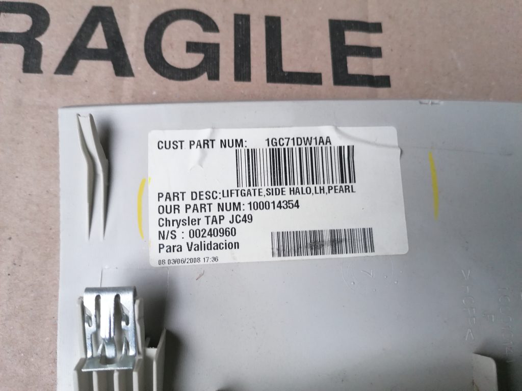 Bagāžnieka nodalījuma apdares vāciņš priekš DODGE JOURNEY 2008 2 Bagāžnieka nodalījuma apdares vāciņš priekš DODGE JOURNEY 2008