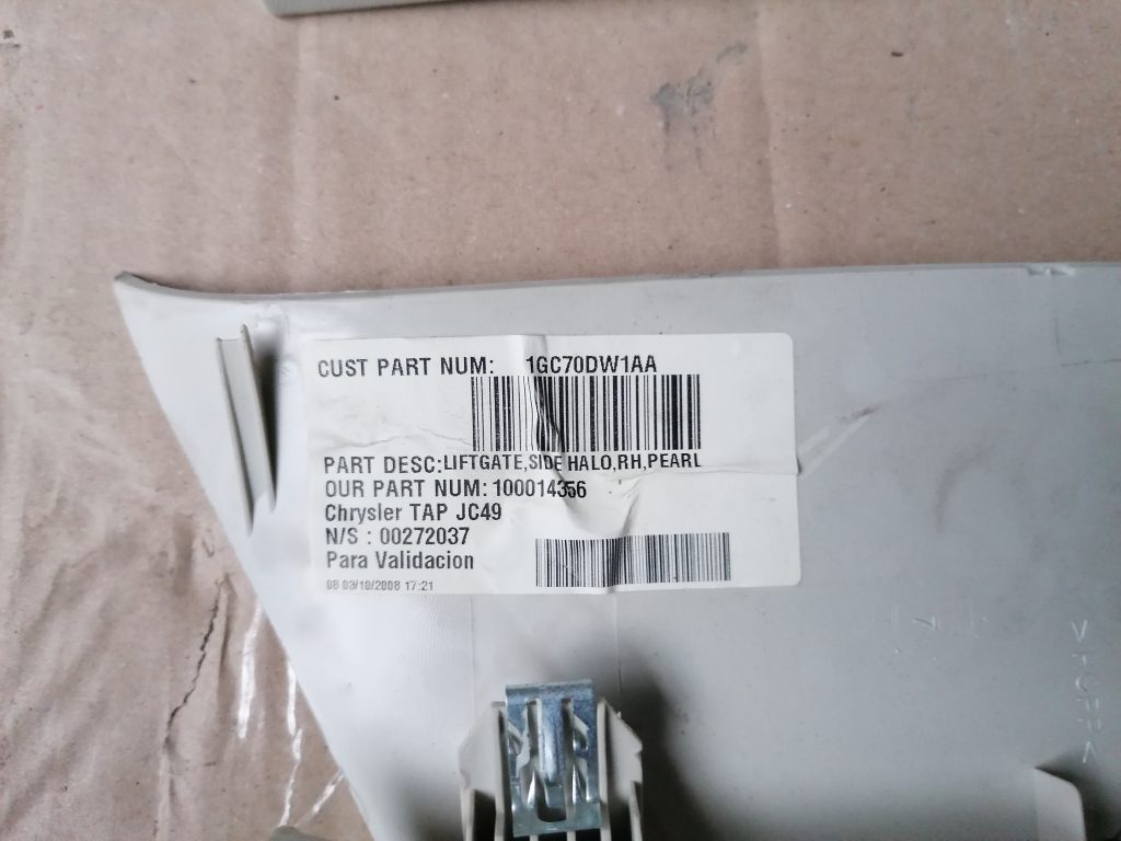 Bagāžnieka nodalījuma apdares vāciņš priekš DODGE JOURNEY 2008 3 Bagāžnieka nodalījuma apdares vāciņš priekš DODGE JOURNEY 2008