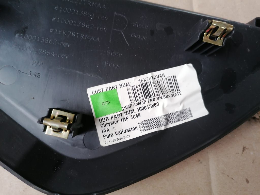 Mērinstrumentu paneļa sānu apdare priekš DODGE JOURNEY 2008 3 Mērinstrumentu paneļa sānu apdare priekš DODGE JOURNEY 2008