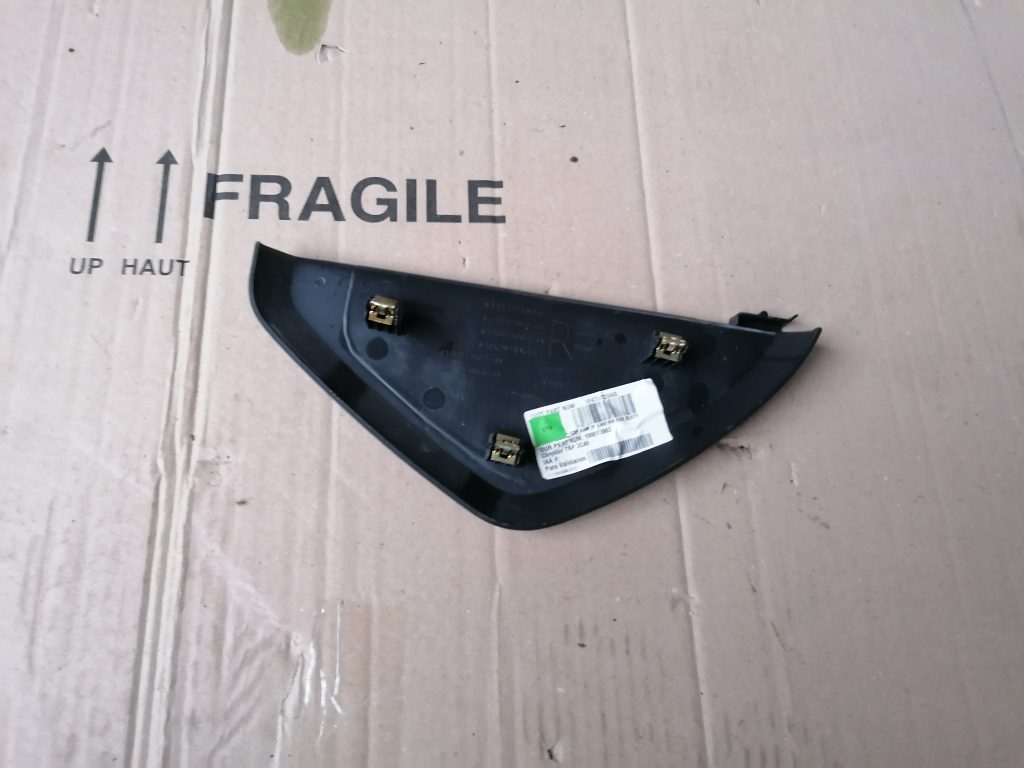 Mērinstrumentu paneļa sānu apdare priekš DODGE JOURNEY 2008 2 Mērinstrumentu paneļa sānu apdare priekš DODGE JOURNEY 2008