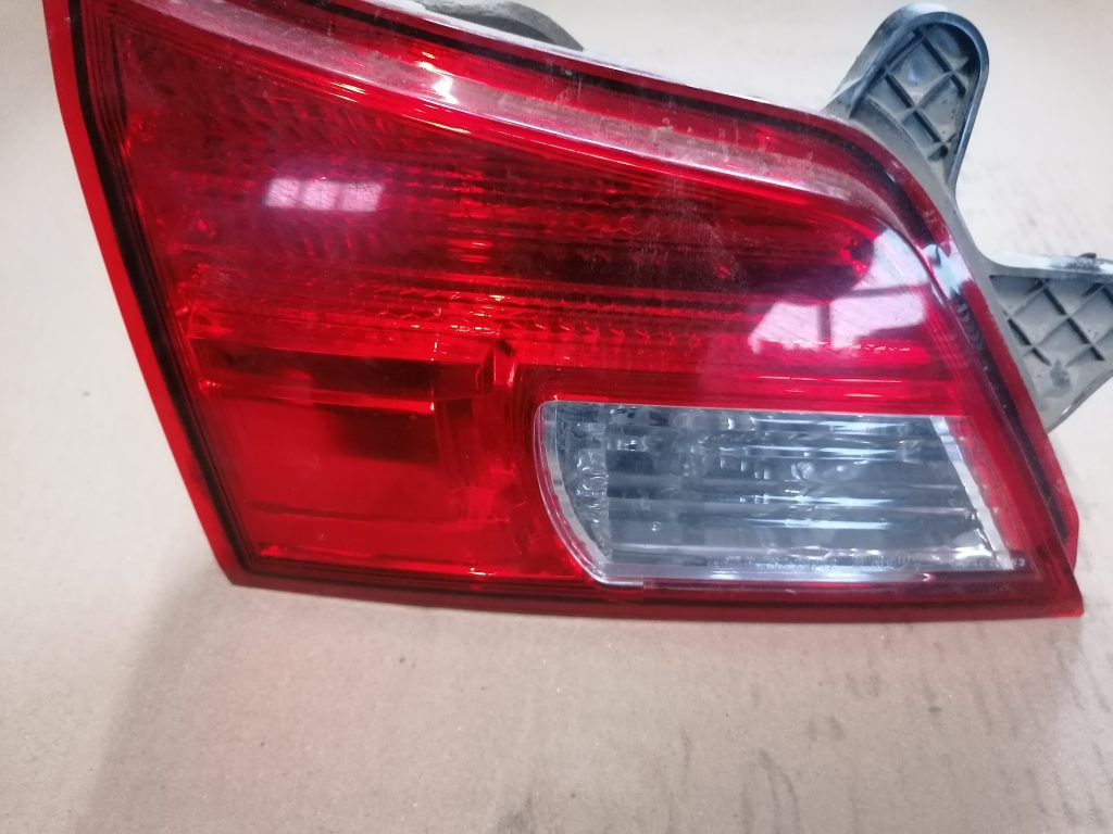 Bagāžnieka vāka kreisais lukturis priekš SUBARU LEGACY 2011 2 Bagāžnieka vāka kreisais lukturis priekš SUBARU LEGACY 2011