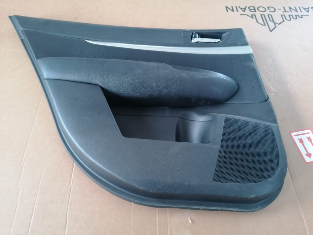 Aizmugurējo kreiso durvju apdare priekš SUBARU LEGACY 2011 2 Aizmugurējo kreiso durvju apdare priekš SUBARU LEGACY 2011