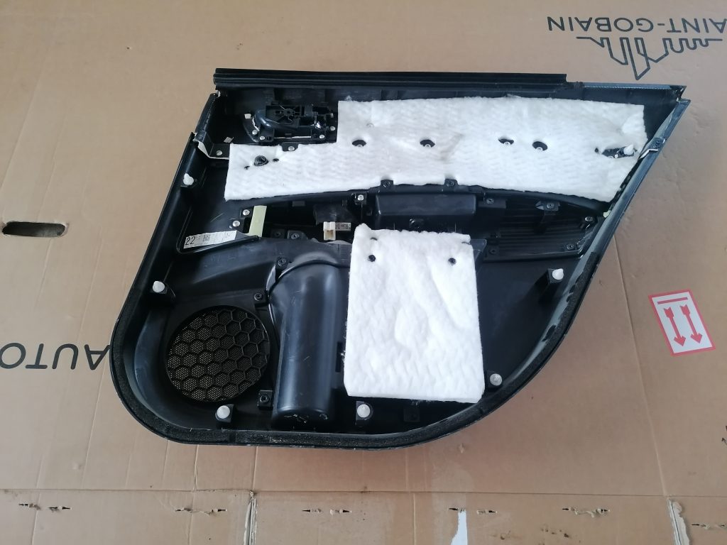 Aizmugurējo kreiso durvju apdare priekš SUBARU LEGACY 2011 3 Aizmugurējo kreiso durvju apdare priekš SUBARU LEGACY 2011