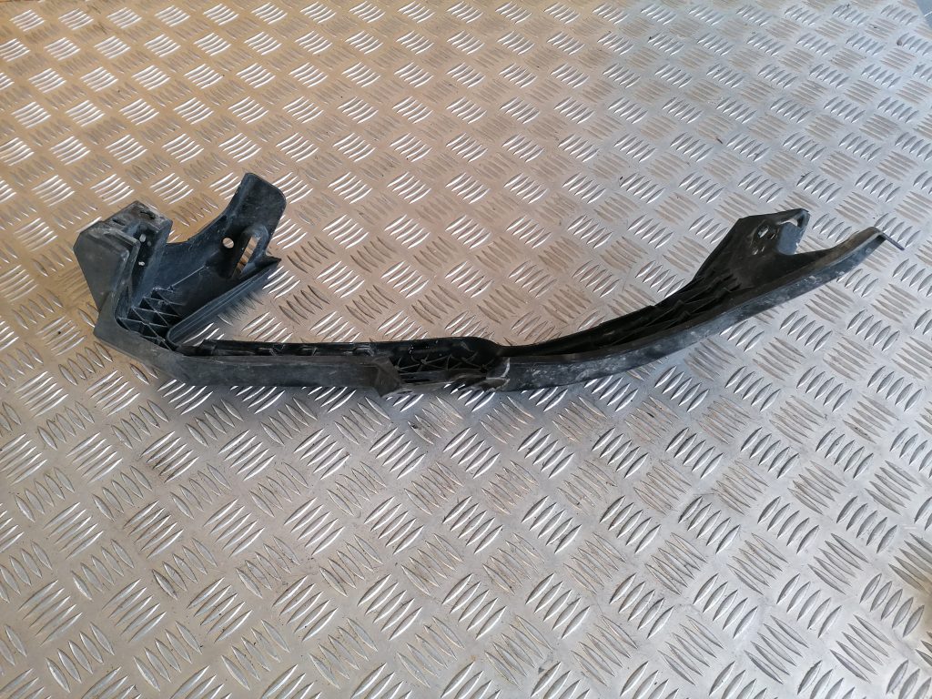 Priekšēja bufera labais kronšteins priekš SUBARU LEGACY 2011 1 Priekšēja bufera labais kronšteins priekš SUBARU LEGACY 2011