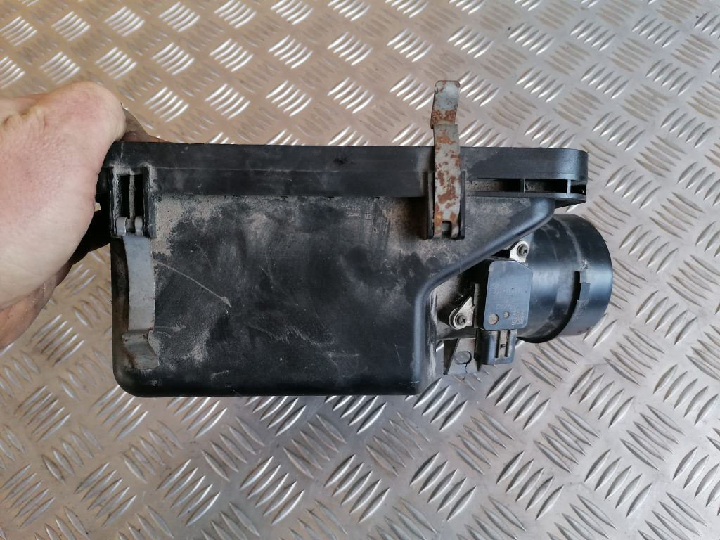 Gaisa filtra korpusa vāks priekš SUBARU LEGACY 2011 4 Gaisa filtra korpusa vāks priekš SUBARU LEGACY 2011