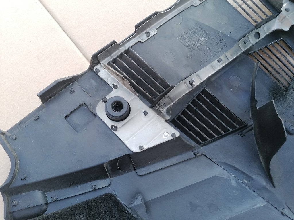 Dzinēja dekoratīvais vāks priekš MERCEDES BENZ CLS 320 2005 4 Dzinēja dekoratīvais vāks priekš MERCEDES BENZ CLS 320 2005