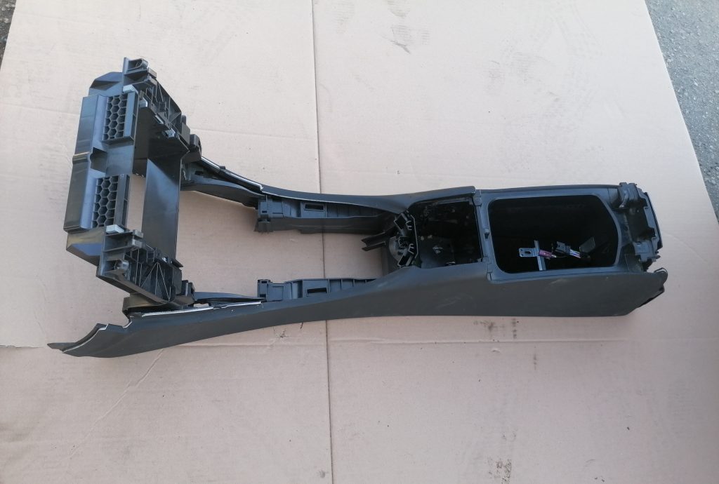 Centrālās konsoles apdares lielākā daļa priekš MERCEDES BENZ CLS 320 2005 1 Centrālās konsoles apdares lielākā daļa priekš MERCEDES BENZ CLS 320 2005